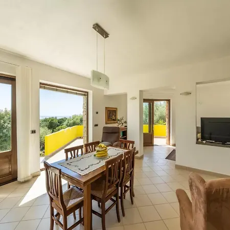 Charming House In With Sea View Daire Orosei